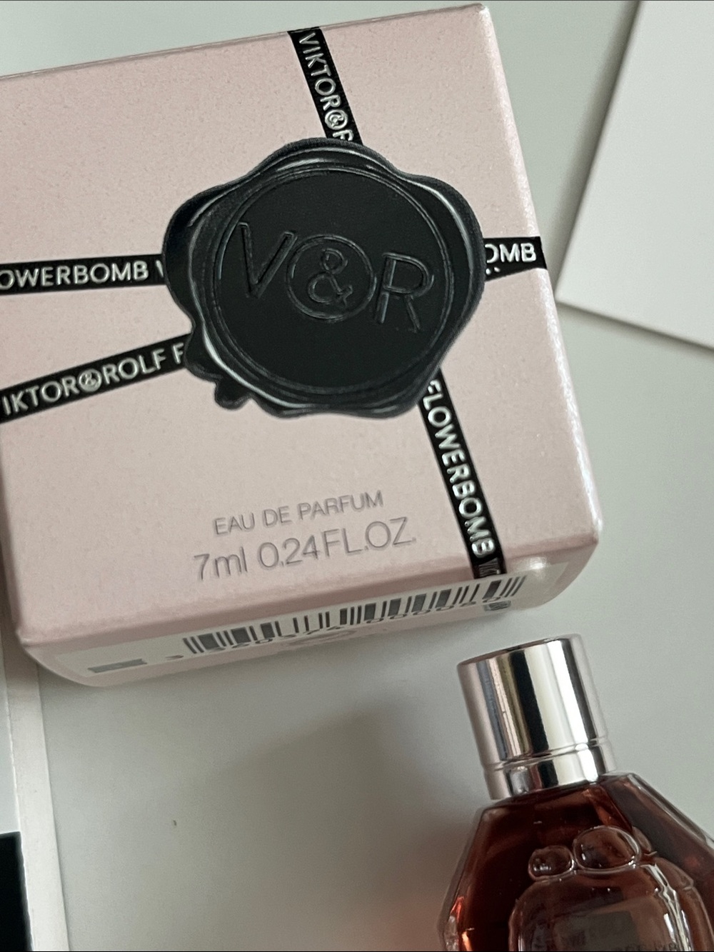 Viktor & Rolf Flowerbomb Mini in Pink Box 7 ml - Picture 2 of 5